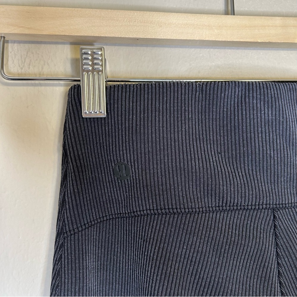 Lululemon Brushed Softstreme Ribbed zip‎ flared pant 32.5” black size 0 - Picture 4 of 12